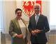 Judith Gögele, die neue Präsidentin des Landesbeirates für das Kommunikationswesen, mit ihrem Vorgänger Roland Turk bei der heutigen Stabübergabe im Landtag (Foto: Südtiroler Landtag/Werth)