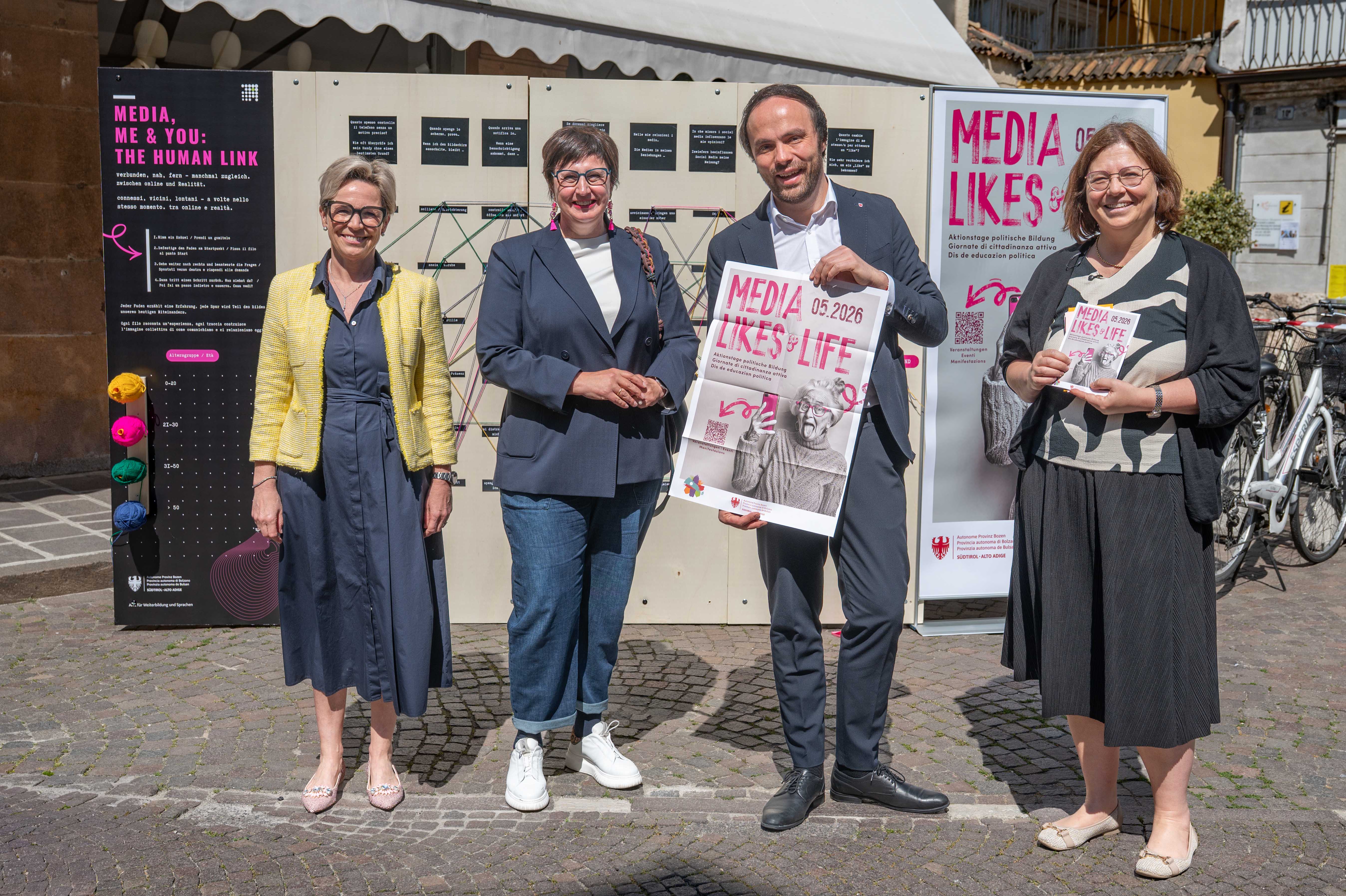 Kommunikationsbeirats-Präsidentin Judith Gögele (2. v.l.) mit Landesrat Philipp Achammer, VHS-Präsidentin Angelika Mayr Fischnaller (1. v.l.) und Anika Michelon, Direktorin des Amts für Weiterbildung und Sprachen (Foto: LPA/Stuefer)